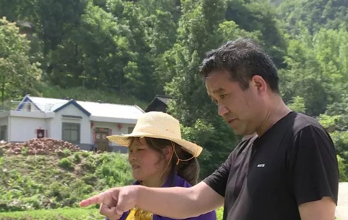 【黨旗飄飄】姚坪鄉(xiāng)金牛村第一書記陳忠軍：村民把我當“家人”