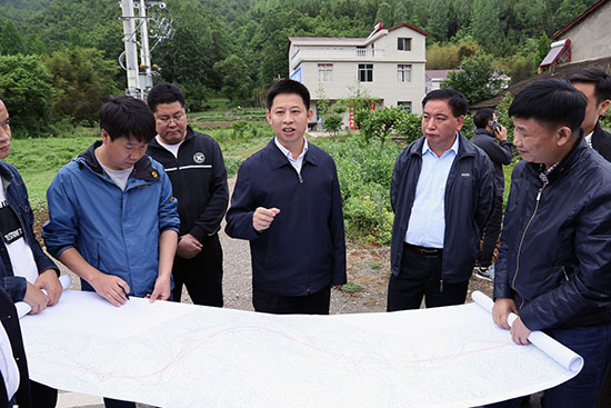 紀(jì)道清現(xiàn)場(chǎng)辦公優(yōu)化十房一級(jí)路建設(shè)方案