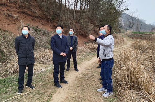 紀道清就溫氏集團養殖項目選址進行現場辦公