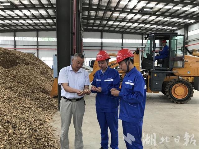 房縣大山里來了“賣炭翁” 當地1萬農戶有望用上燃氣