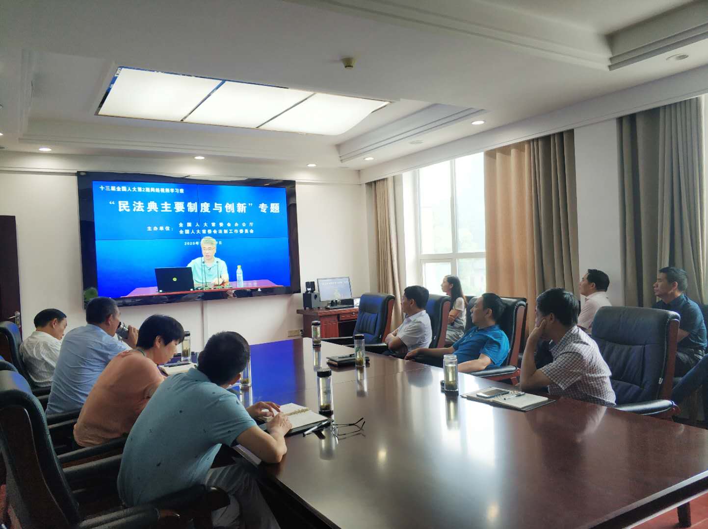 縣人大常委會機(jī)關(guān)干部集中收看“民法典主要制度與創(chuàng)新”專題報告
