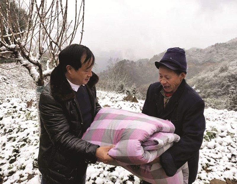 甘于奉獻(xiàn)的“老黃牛” ——記房縣水利和湖泊局駐村扶貧干部楊榮軍