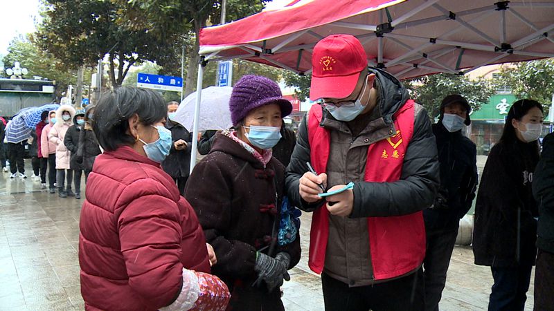 風雪中，最美不過“白”與“紅”