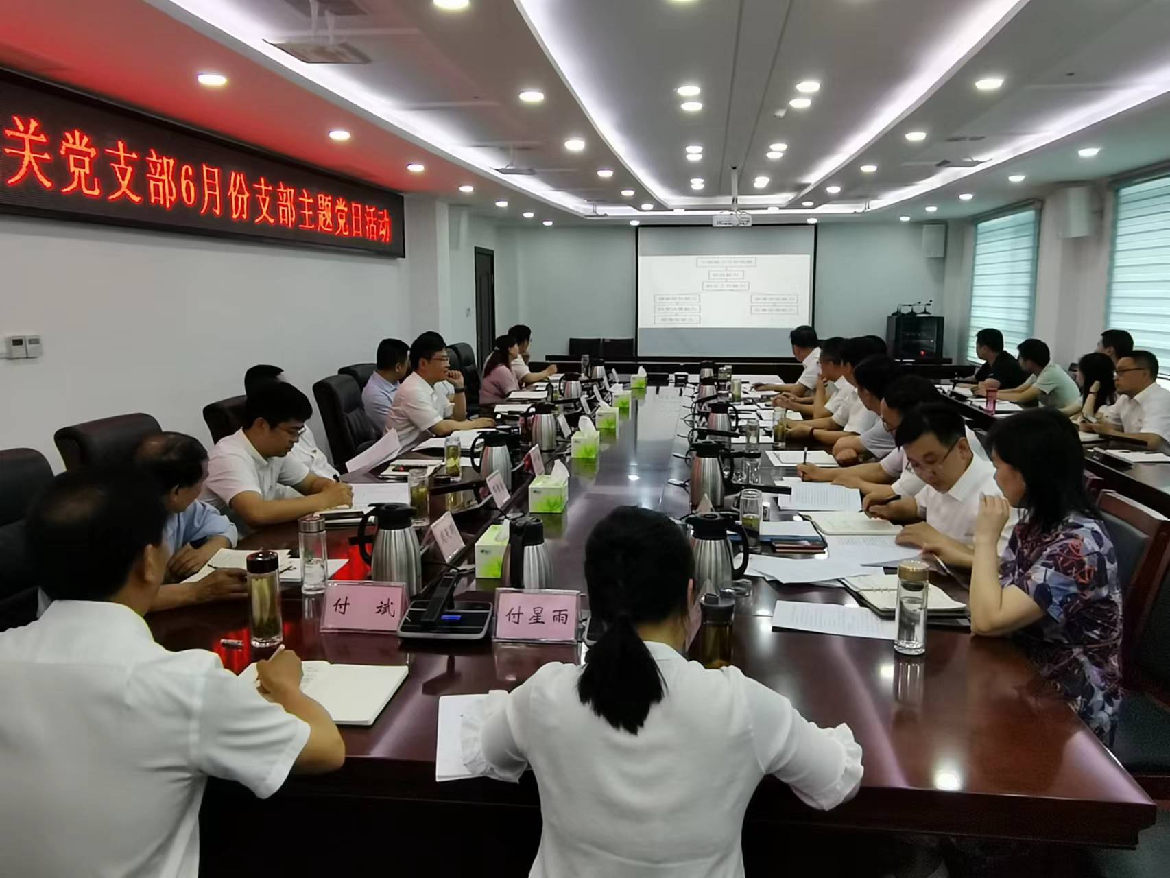 謝曉鳴強(qiáng)調(diào): 深入學(xué)習(xí)貫徹省第十二次黨代會(huì)精神 奮力譜寫房縣發(fā)展新篇章