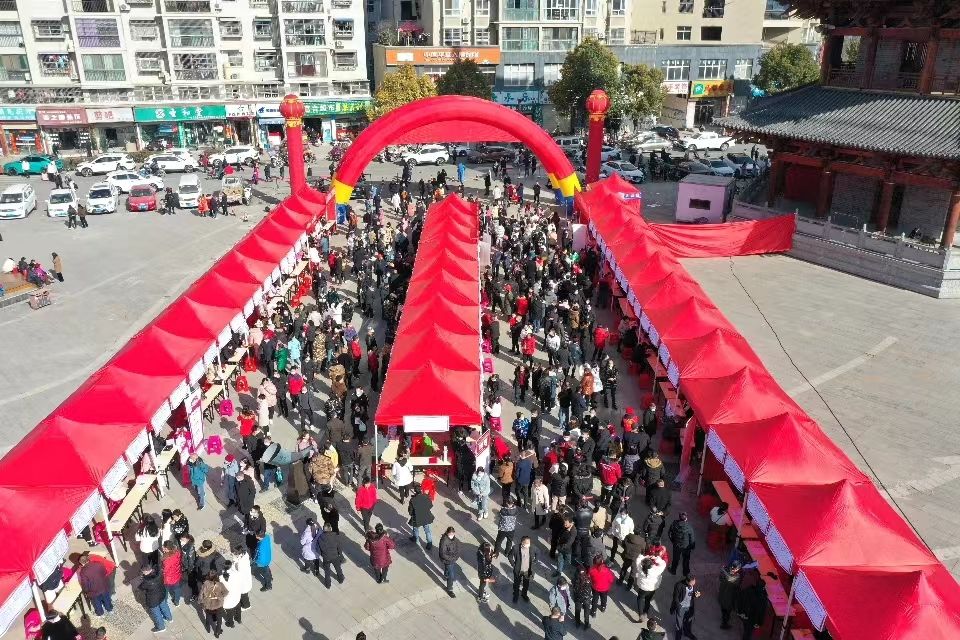 春光無限好 就業正當時——房縣年后首場就業招聘會火爆進行