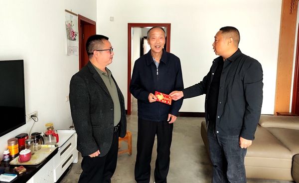 房縣大木廠鎮(zhèn)財(cái)政所：開(kāi)展重陽(yáng)節(jié)走訪慰問(wèn)活動(dòng)