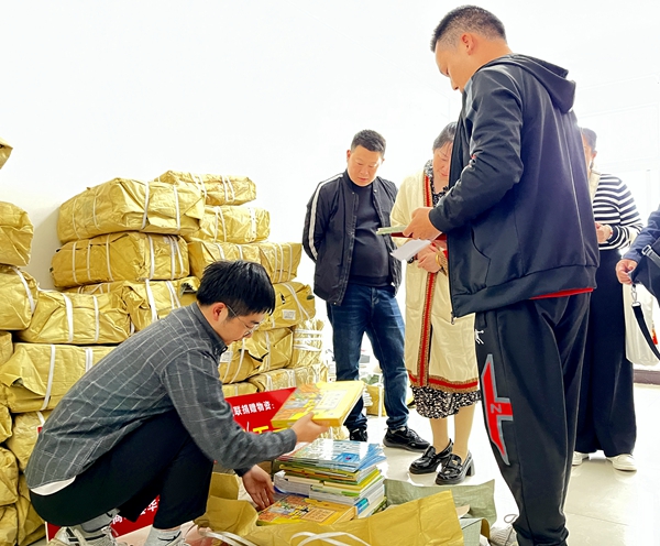 “兩企業” 為房縣殘聯捐贈13萬元“愛心圖書”