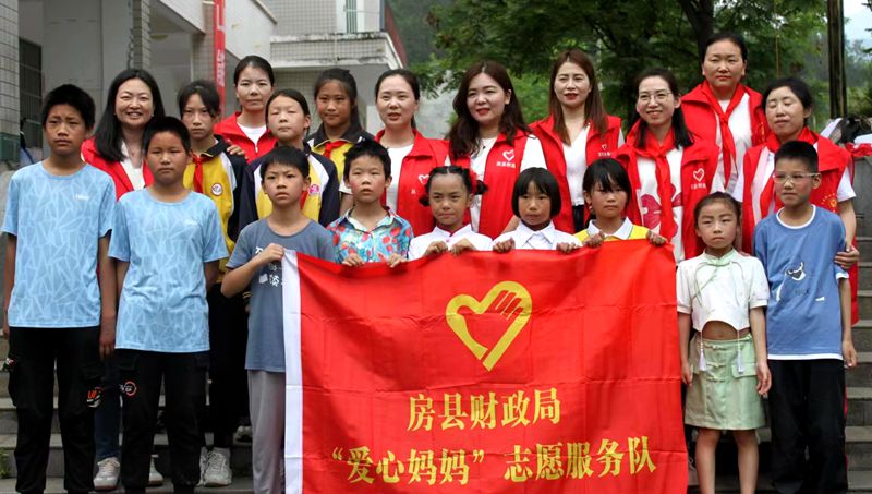 房縣財政局“愛心媽媽”攜手獻愛 溫暖童行