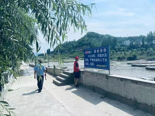 軍店鎮：“紅馬甲+小喇叭”   筑牢防溺水“安全網”