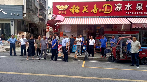 房縣城關鎮：“五大行動”治理背街小巷“城市病”
