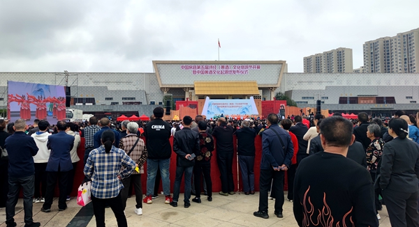 我簽名 我代言 我踐行 房縣舉行“爭創文明城 爭做文明人”萬人誓師簽名活動