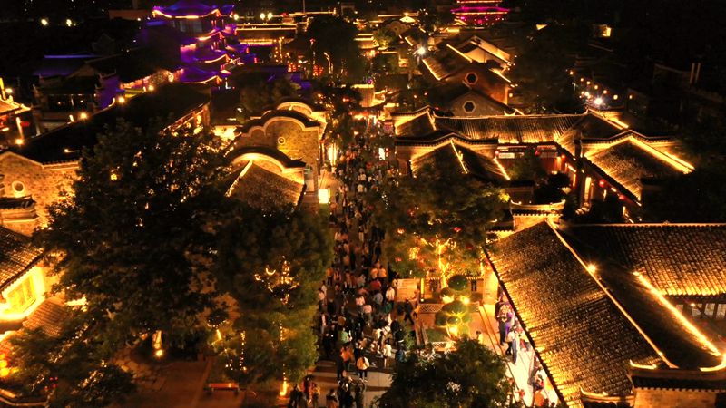國(guó)慶小長(zhǎng)假第二天 房縣各景區(qū)迎來(lái)旅游小高峰