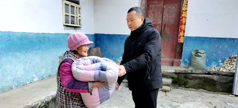 大木廠鎮：寒冬送溫暖 冬衣暖人心