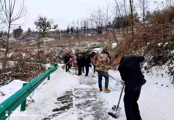 應對雨雪冰凍天氣 窯淮鎮(zhèn)西溝村在行動