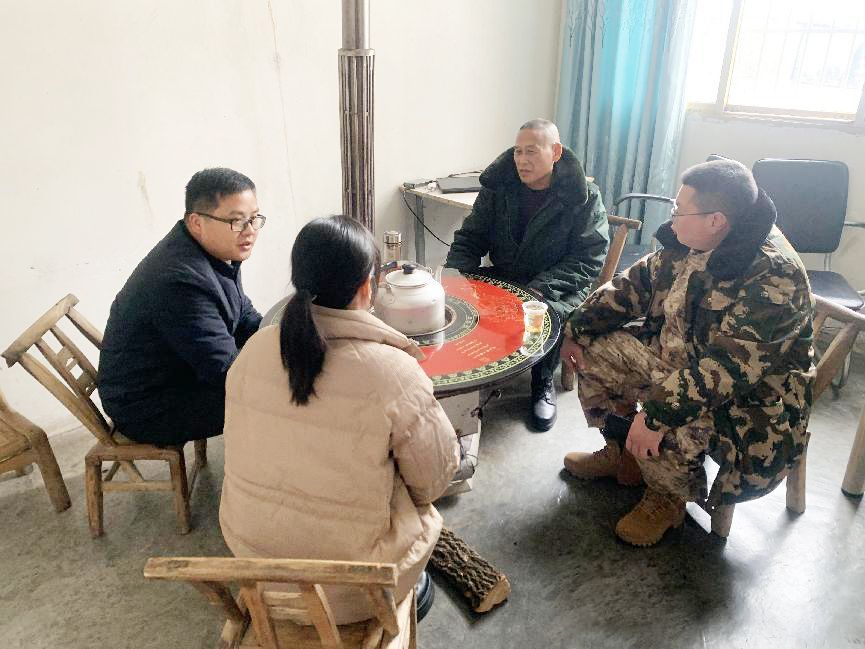 尹吉甫鎮：喜報慰問送上門 寒冬臘月暖軍心