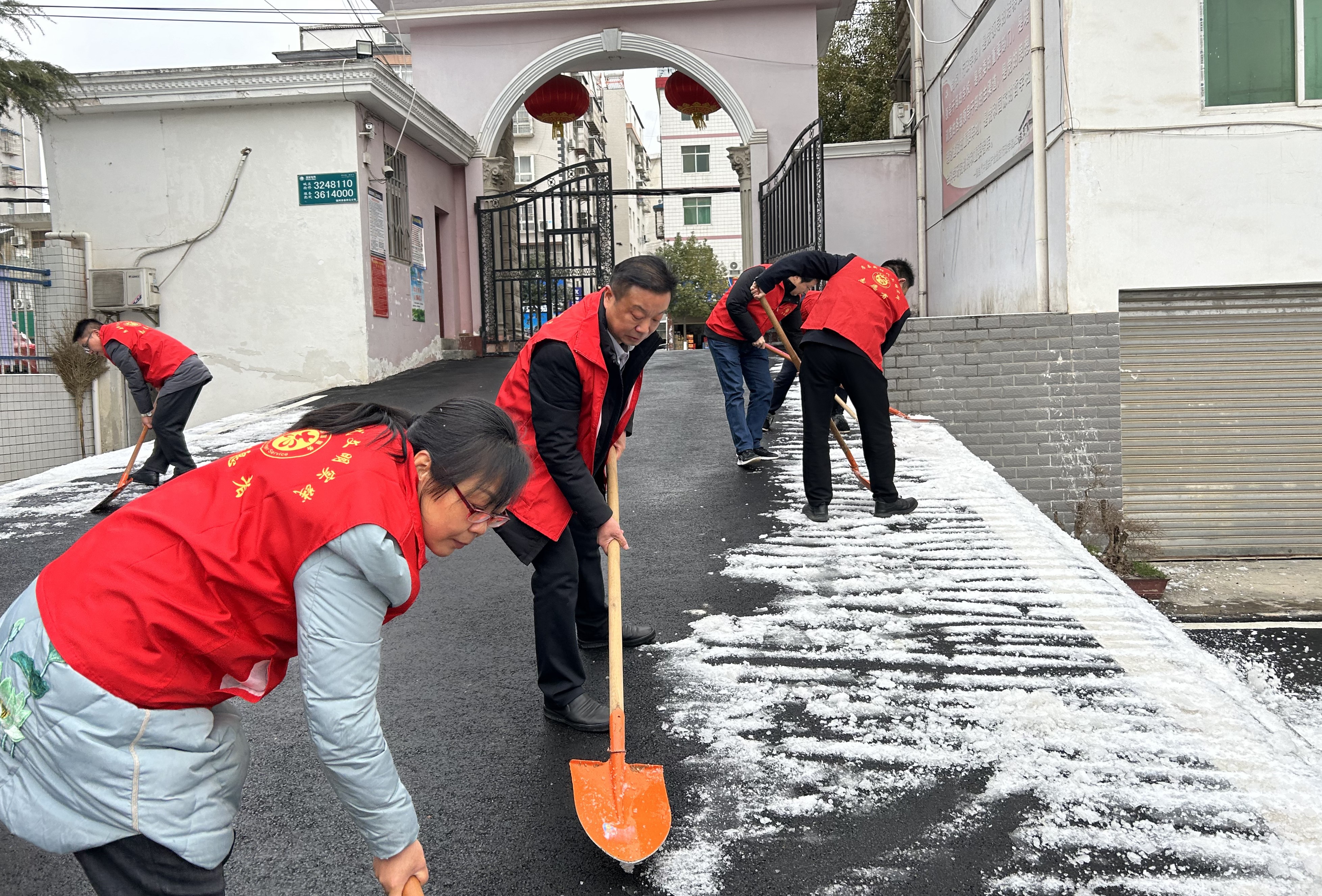 縣委黨校：教職員工齊上陣，掃雪除冰保安全