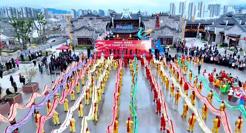 房縣正月十三“舞龍大會(huì)”暨“火龍鬧元宵”活動(dòng)正式啟動(dòng)