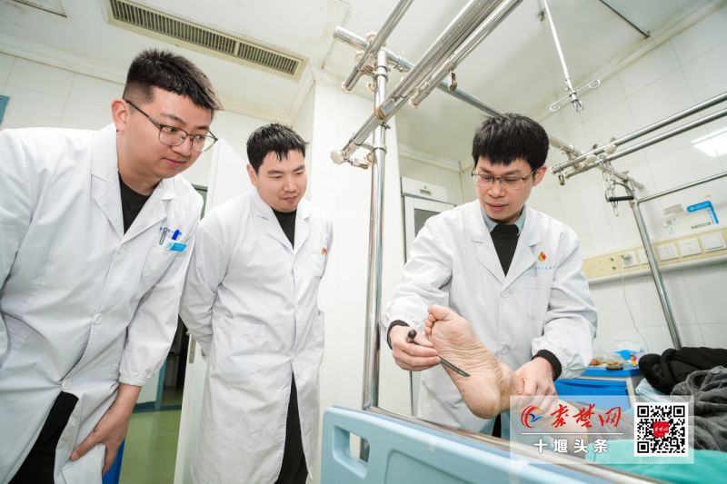患者瀕臨全癱跨省求醫 十堰人醫微創手術助其重獲新生