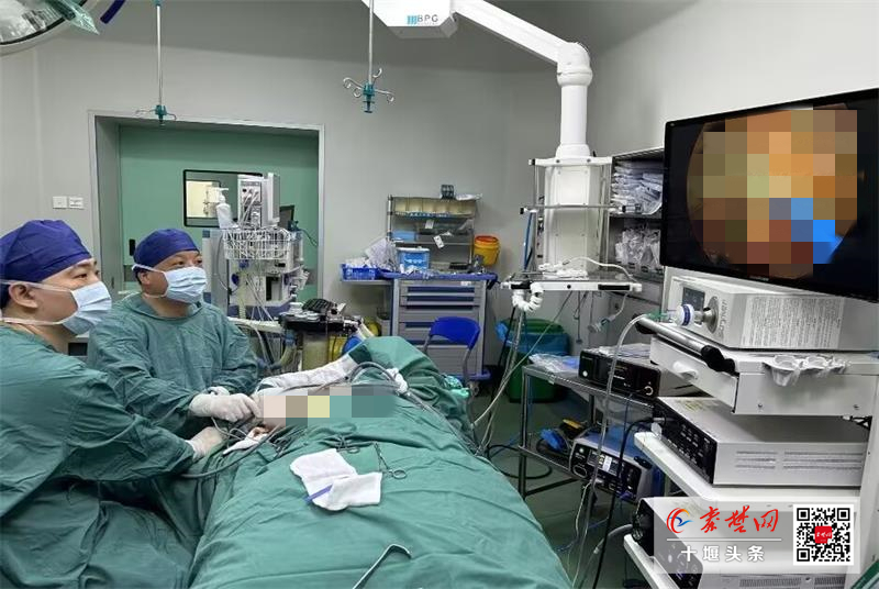 十堰市人民醫院甲乳外科2病區成功開展該院首例單孔腔鏡保乳根治手術