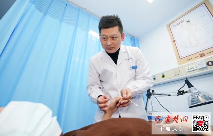 冬病夏治要趁“熱”，十堰人醫傳統中醫針灸科：“三伏貼+扶陽灸+除濕罐“助你祛寒濕、強體質