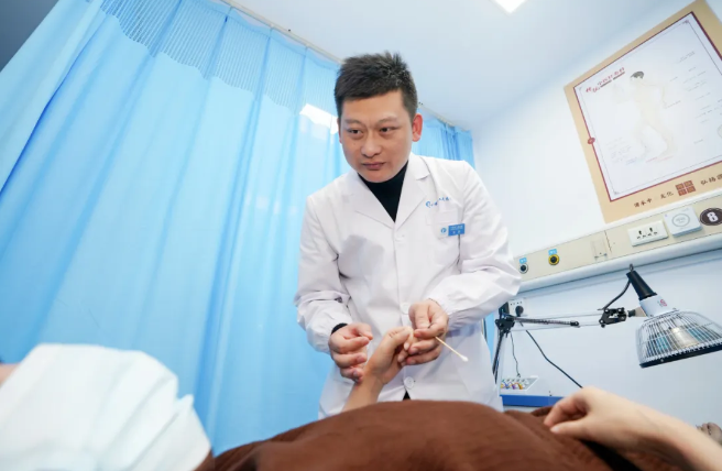 推出“三伏貼+扶陽灸+除濕罐”組合療法，深度調理方案讓身體更強健 十堰人醫傳統中醫針灸科：冬病夏治要趁“熱”